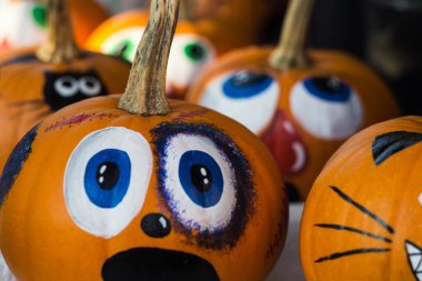 Cadılar bayramı için pazarda boyanmış kabaklar.