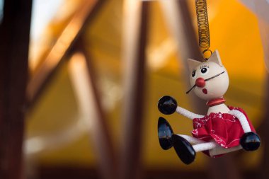 Kaynağında sallanan şapkalı sevimli kedi bebek.