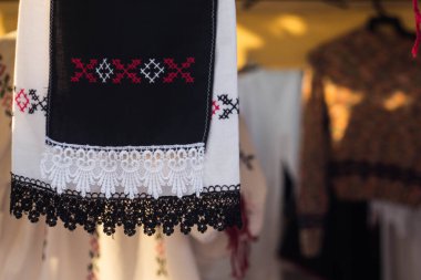 Geleneksel Romanya motifleri bir elbisede