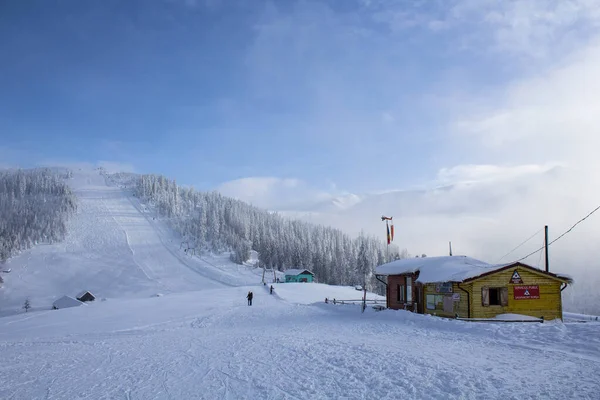 Beautiful snowy landscape of a rescue house on sky slope —  Fotos de Stock