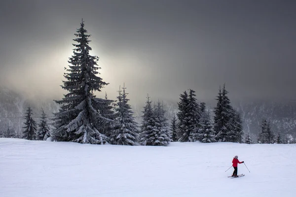 Skier in red on a beautiful foggy landscape —  Fotos de Stock