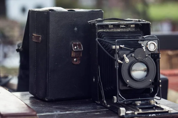 Foto de la vieja cámara vintage en la vista frontal — Foto de Stock