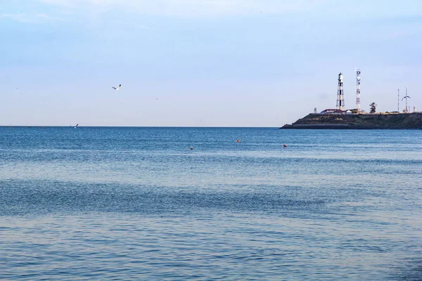 Açık mavi deniz ve gökyüzü arkaplan görüntüsü