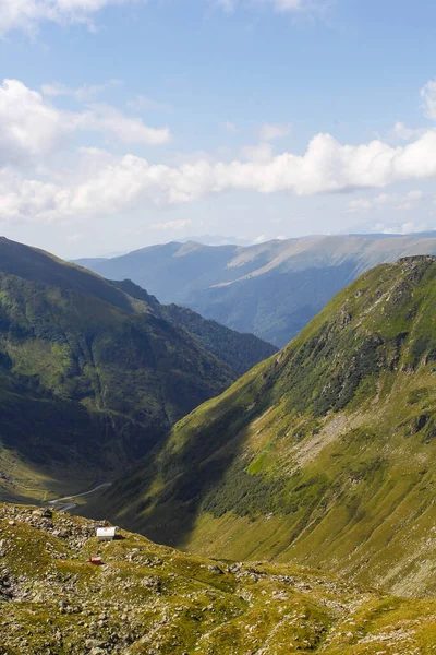 Kurtarma evi olan güzel bir dağ manzarası.