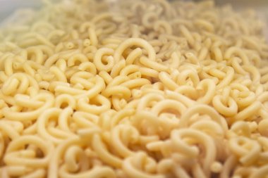 Kuru Organik Makarna Dirsek Makarnası Kurumak için yayılmış