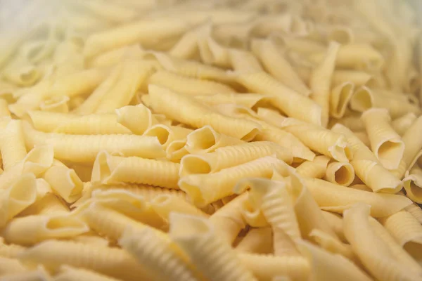Frissen készített olasz Penne Rigate makaróni tészta nyers élelmiszer háttér — Stock Fotó