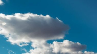 Güzel bulut oluşumu ve berrak mavi turkuaz gökyüzü
