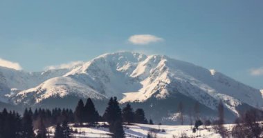 Arka plandaki karlı dağ aralığı vintage görünümlü düzenleme