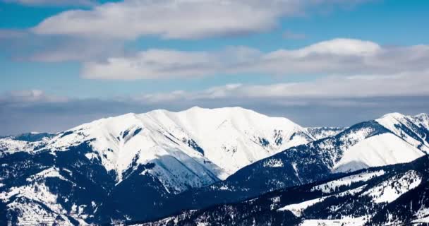 Облака, отбрасывающие тени на ледяной горный хребет в румынской борзе — стоковое видео