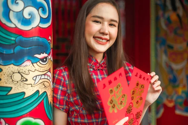 Beautiful Asian Woman Wearing Traditional Red Cheongsam Chinese New Year — Stock Photo, Image