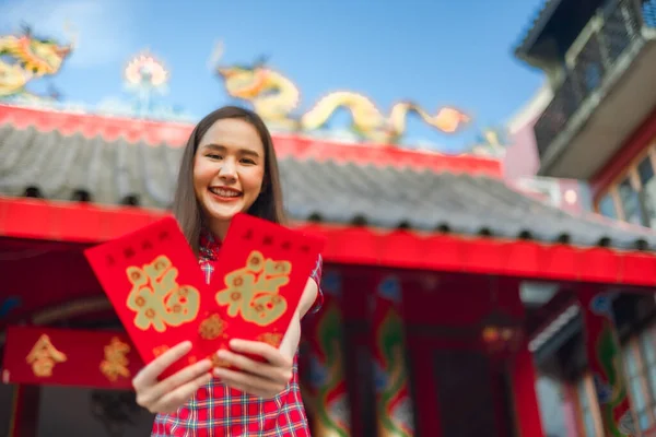 Piękna Azjatka Ubrana Tradycyjny Czerwony Cheongsam Chiński Nowy Rok Ręczne — Zdjęcie stockowe
