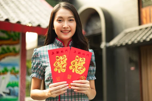 Piękna Azjatka Ubrana Tradycyjny Czerwony Cheongsam Chiński Nowy Rok Ręczne — Zdjęcie stockowe