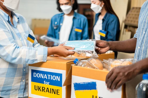 Grupo Voluntarios Africanos Asiáticos Asiáticos Que Preparan Donaciones Alimentos Para —  Fotos de Stock