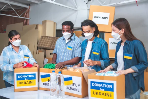 Önkéntesek Csoportja Afrikai Ázsiai Férfi Ázsiai Ételadományokat Készít Rászorulóknak Ukrajnában Jogdíjmentes Stock Képek