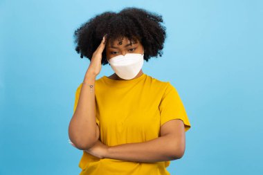 Yüz maskesi takan güzel Afrikalı Amerikalı kadın Coronavirus covid-19 karantina..