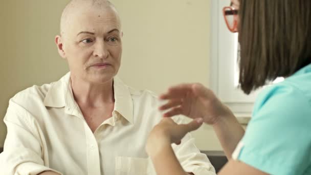 Kobieta onkolog próbuje rozweselić starszą kobietę z rakiem. Nadzieja przedłużenia życia. — Wideo stockowe