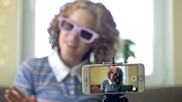 Teenager Social Media Vlogger Schießen Vlog, Streaming-Online-Podcast auf dem Handy. — Stockvideo