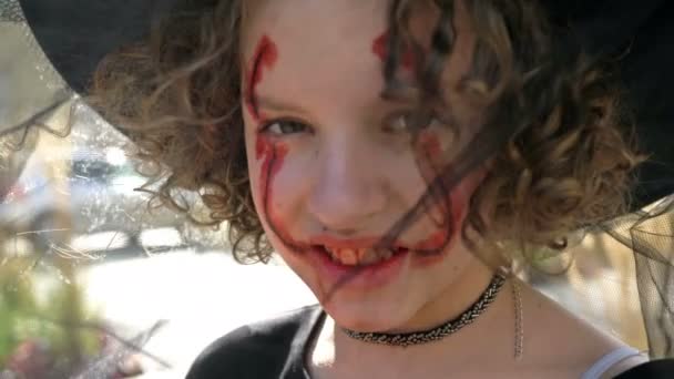 Ritratto di un'adolescente vestita da strega con un trucco spaventoso sul viso. Halloween. — Video Stock