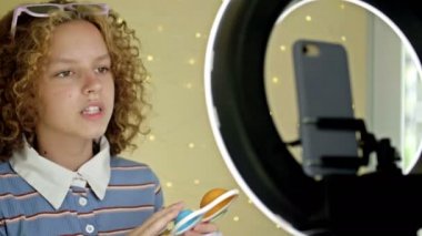 Blogcu kız evdeki stres önleyici oyuncaklara video eleştirisi yapıyor.