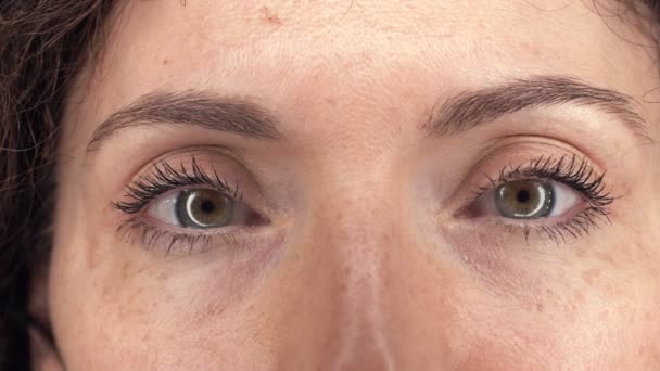 Макроизображение женских глаз. — стоковое видео