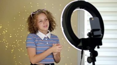 Genç Blogger Kavramı. Gençlerin sosyal medya vlog oynatıcısı vlog çekiyor, cep telefonundan online podcast yayınlıyor.