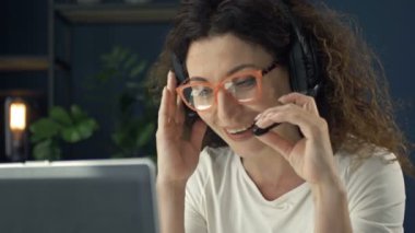 Güzel orta yaşlı bir kadın video aracılığıyla biriyle iletişim kurarken eğleniyor..