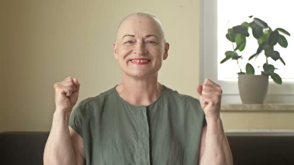 Vrouw met kanker is vastbesloten om de ziekte te bestrijden. Een oudere vrouw die kaal is na chemotherapie. — Stockvideo