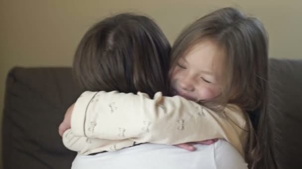 Svegliarsi bambina in pigiama abbraccia felicemente sua madre. — Video Stock