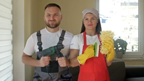 Portret van een getrouwd stel dat zich voorbereidt op een algemene schoonmaak of renovatie in het appartement. — Stockvideo