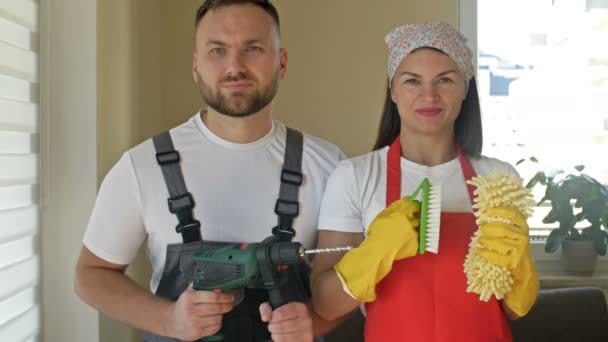 Портрет супружеской пары, готовящейся к генеральной уборке или ремонту в квартире. — стоковое видео