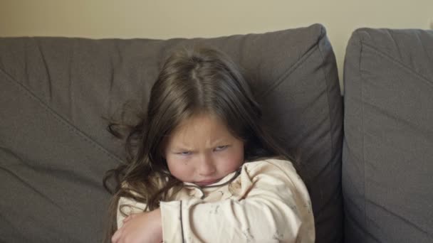 Портрет разгневанной девушки 6-7 лет после сна в пижаме. — стоковое видео