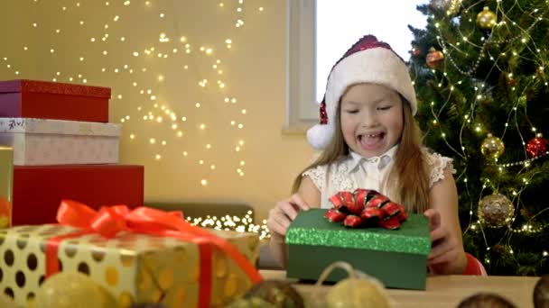 Boksedag. En lille pige fik en magisk julegave. Barnet er glad. Glædelig jul. – Stock-video