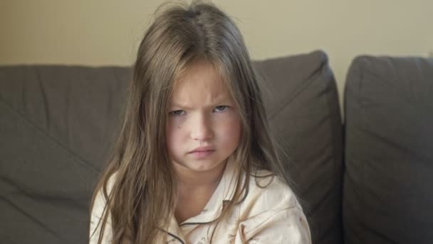 Portrait d'une fille en colère 6-7 ans après avoir dormi en pyjama. — Video