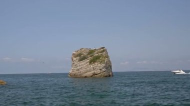 Ünlü Faraglioni Kayaları, Capri Adası, İtalya. Güzel cennet manzarası. Yazın gök mavisi deniz. Güneşli bir gün..