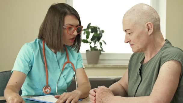 Conversation between an oncologist and a patient after chemotherapy. — Stock Video