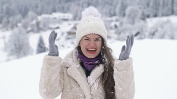 Retrato de una joven alegre después de una batalla con bolas de nieve. — Vídeos de Stock