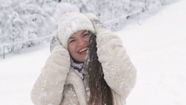 Retrato de una joven alegre después de una batalla con bolas de nieve. — Vídeos de Stock