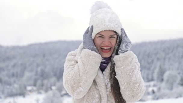 Portrait d'une jeune femme gaie après une bataille avec des boules de neige. — Video