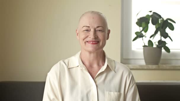 La mujer con cáncer está decidida a combatir la enfermedad. — Vídeo de stock