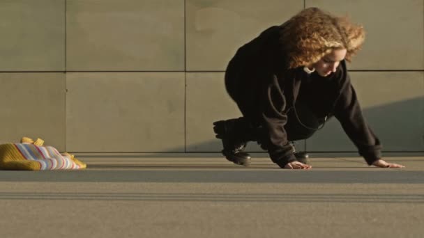 Grabind fata într-un underpass se împiedică și picături geanta ei. — Videoclip de stoc