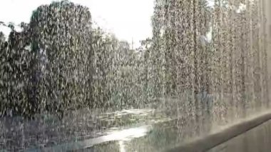 Şehir çeşmesi sıcak bir yaz gününde yürümek için güzel bir yerdir..