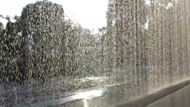 Fontana della città è un luogo piacevole per camminare in una calda giornata estiva. — Video Stock