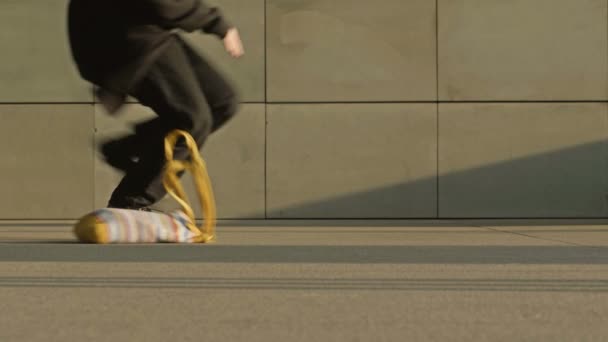 Hurrying girl in an underpass stumbles and drops her bag. — Stock Video