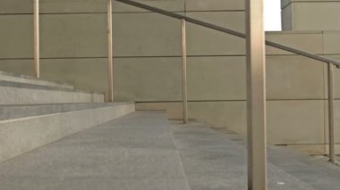 Alt geçitten ya da metrodan inen farklı insanların bacakları..
