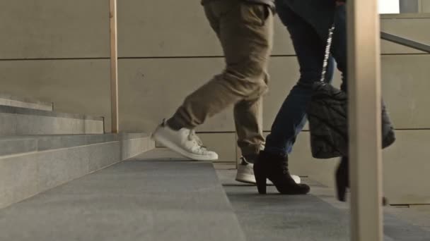 Ноги разных людей спускаются по лестнице подземного перехода или метро. — стоковое видео