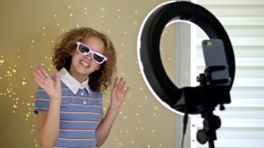Genç Blogger Kavramı. Gençlerin sosyal medya vlog oynatıcısı vlog çekiyor, cep telefonundan online podcast yayınlıyor.