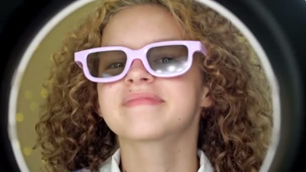 선글라스를 쓴 십 대 소녀가 거울을 보고 있는 모습. — 비디오