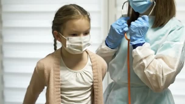 Roztomilé dítě pacient navštívit ženský lékař pediatr sestra drží stetoskop zkoumání šťastné malé dítě holka dělá pediatrické vyšetření v nemocnici clinic, děti lékařská zdravotní péče koncept. — Stock video