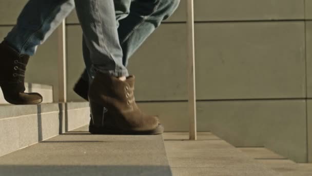 Mannelijke en vrouwelijke voeten stopten op de treden van de onderdoorgang. Blijkbaar zoenen jonge mensen.. — Stockvideo