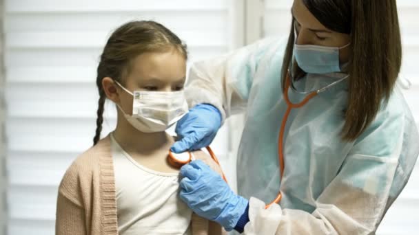Roztomilé dítě pacient navštívit ženský lékař pediatr sestra drží stetoskop zkoumání šťastné malé dítě holka dělá pediatrické vyšetření v nemocnici clinic, děti lékařská zdravotní péče koncept. — Stock video